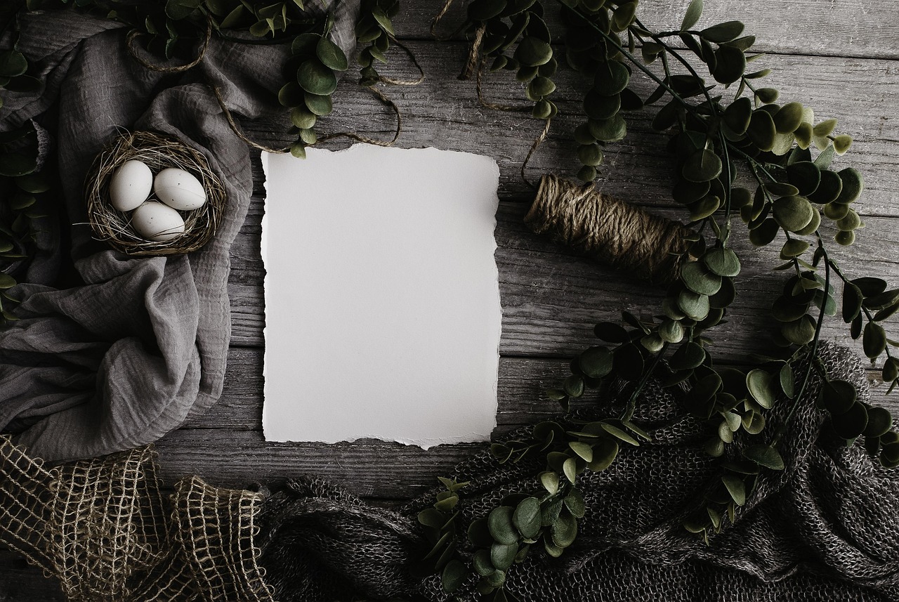 Biologische paastafel met bloemen en eieren. Biologische paastafel met bloemen en eieren.