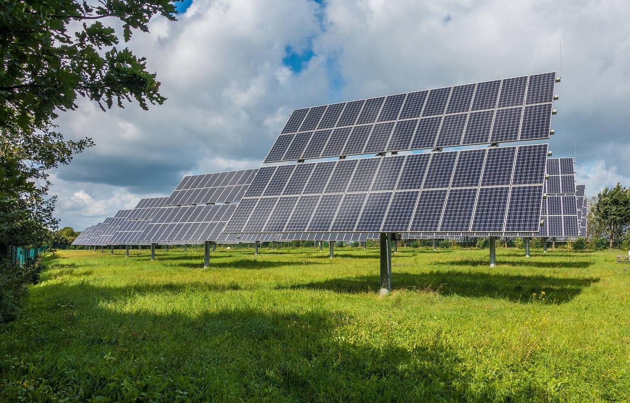 Huis met zonnepanelen en blauwe lucht.