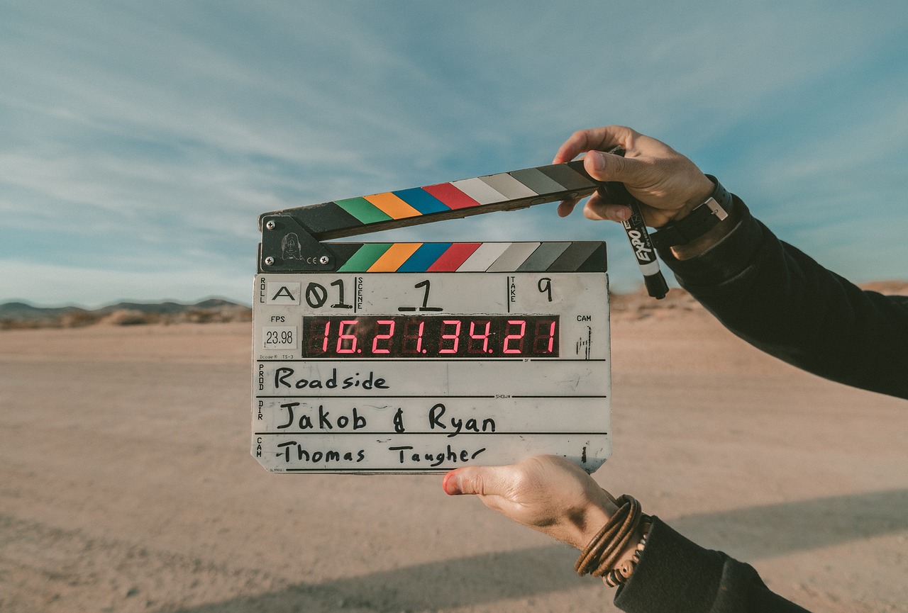 Mensen kijken films bij buitenbioscoop nachts onder sterren. Mensen kijken films bij buitenbioscoop nachts onder sterren.
