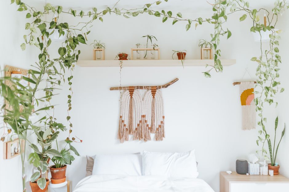 Rustieke woonkamer met aardetinten decoratie.