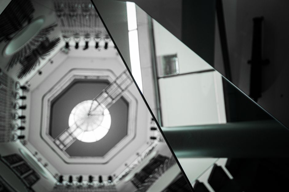Spiegelplafond vergroot visuele ruimte woonkamer.
