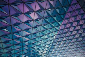 De-impact-van-spiegelplafonds-in-moderne-architectuur-unsplash_NFs6dRTBgaM