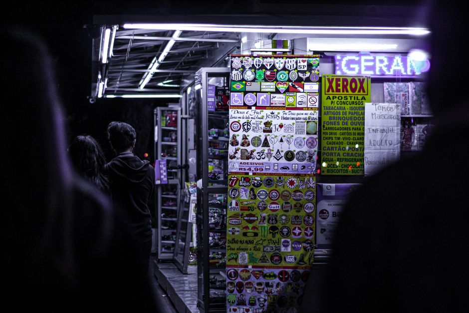 Glaswanden gedecoreerd met moderne glasstickers. Glaswanden gedecoreerd met moderne glasstickers.
