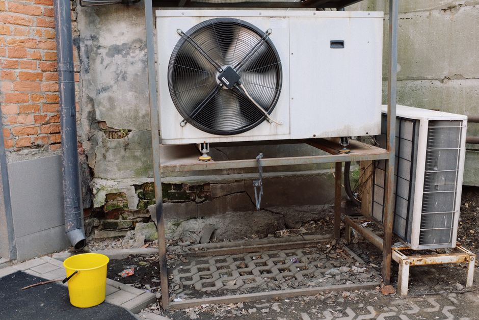 Installateur werkt aan watergebaseerd koelsysteem. Installateur werkt aan watergebaseerd koelsysteem.