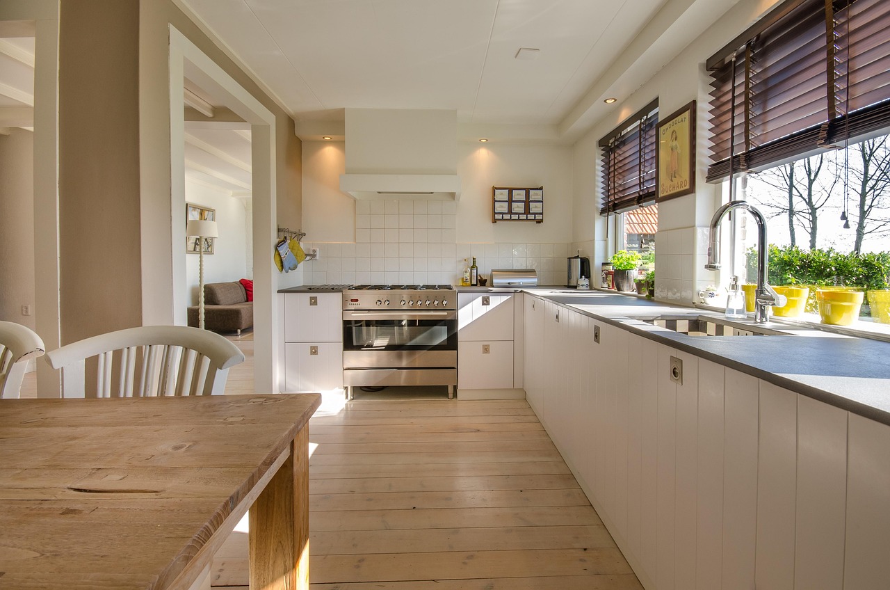 Diffusers verspreiden zomerse geuren in moderne woonkamer.