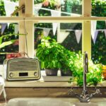 Zomers woonkamer decor met geüpcyclede meubels
