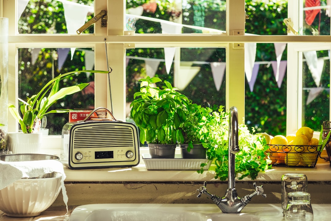 Zomers-woonkamer-decor-met-geupcyclede-meubels-unsplash_jECR38r5sEE