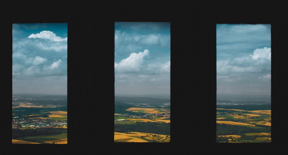 Landelijk uitzicht door groot panoramaraam.
