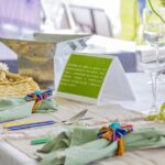 Vrolijke zomertafelsetting: ontwerp met botanische servetten