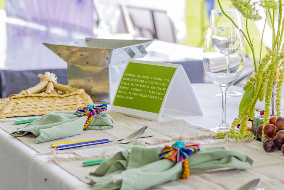 Vrolijke-zomertafelsetting-ontwerp-met-botanische-servetten-pexels_33421893