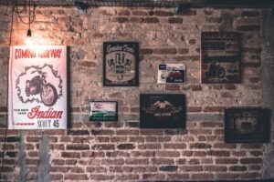 De-comeback-van-motorposters-hoe-ze-je-leefruimte-een-dynamische-boost-geven-pexels_331986