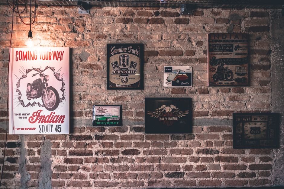 De-comeback-van-motorposters-hoe-ze-je-leefruimte-een-dynamische-boost-geven-pexels_331986