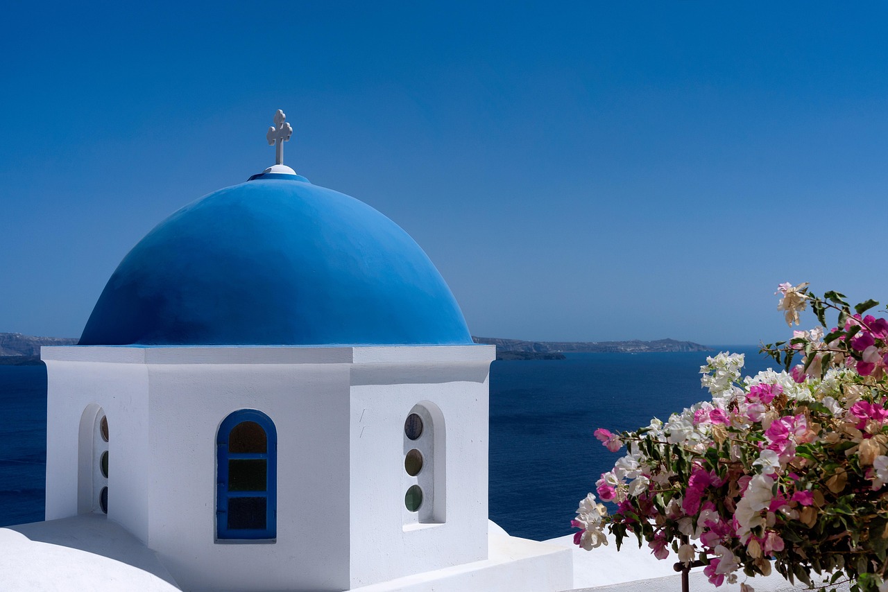 Zonsondergang kleurt Santorini lucht oranje. Zonsondergang kleurt Santorini lucht oranje.