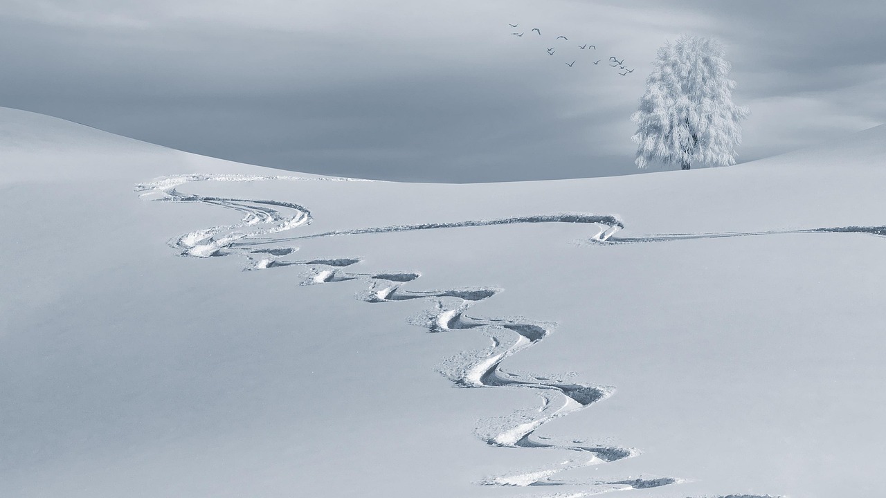Noors winterlandschap met besneeuwde bergen en bossen. Noors winterlandschap met besneeuwde bergen en bossen.