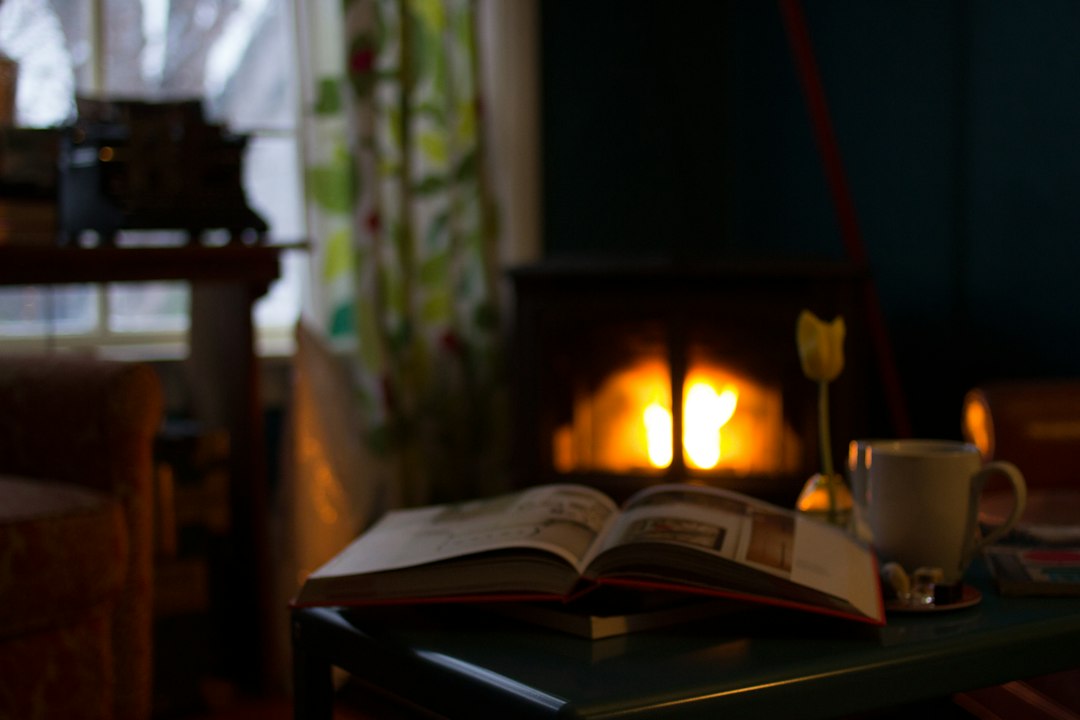 Kerstverlichting langs het huis voor feestelijke sfeer.